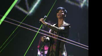Rihanna fez uma versão de sua "Umbrella" com os Klaxons no Brit Awards - AP
