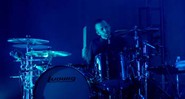 O baterista Sam Fogarino, coberto da luz azul que se alternou com outra vermelha, durante uma hora e meia