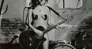 Winehouse: pelada em prol do tratamento do câncer de mama - Carolyn Djangoly/Reprodução