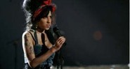 Novo disco de Amy Winehouse só deve sair em 2009, mas fãs vão poder conferir a música tema de <i>Quantum of Solace</i> - AP