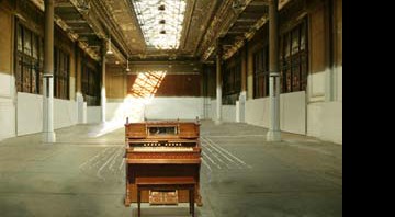 O orgão no meio do salão, ligado por cabos à estrutura do prédio, dará tom à construção musical - Reprodução