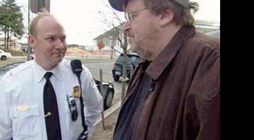 Moore em cena de <i>Fahrenheit 11/9</i>: diretor costuma aparecer em seus documentários - Reprodução