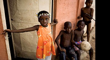 Kuduro de Marçal: Menina em rua do Marçal, musseque (favela) de onde saíram alguns dos maiores nomes do kuduro, o mais popular ritmo angolano - André Vieira