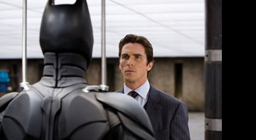 De dia, Bruce Wayne veste Armani. A noite, veste um uniforme de morcego - Reprodução