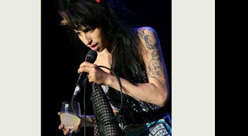 Winehouse tem enfisema pulmonar aos 24 anos; seu pai afirma que apresentação em Glastonbury está de pé - AP