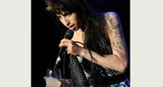 Winehouse tem enfisema pulmonar aos 24 anos; seu pai afirma que apresentação em Glastonbury está de pé - AP