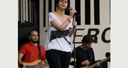 Camila Zamith participou da composição do álbum Chora Matisse!, primeiro da banda, via internet, enquanto morava no Uruguai