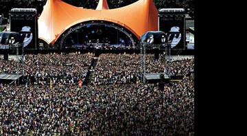 A multidão lota o Roskilde. Ao fundo, a famosa tenda laranja, marca registrada do festival - Divulgação