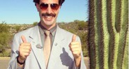 Sacha Cohen como Borat: comediante deixa o repórter de lado para viver Sherlock Holmes - Divulgação