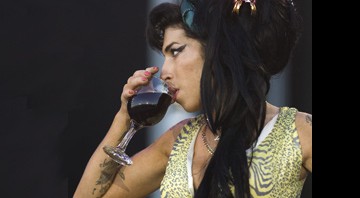 Winehouse toma um vinho enquanto canta no Rock in Rio Madri - AP