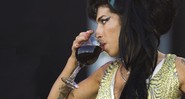 Winehouse toma um vinho enquanto canta no Rock in Rio Madri - AP