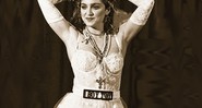 LIKE A VIRGIN Madonna veste um de seus figurinos mais famosos - o vestido de noiva-lingerie - no 1º MTV Video Music Awards, em 1984
