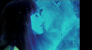O beijo dos casados Espectral e Dr. Manhattan é mostrado em uma das cenas do primeiro trailer de <i>Watchmen</i> - Reprodução