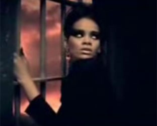Rihanna no vídeo de "Disturbia", dirigido por David La Chapelle - Reprodução