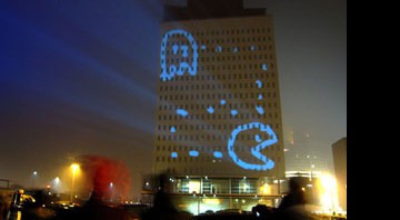 Grafitti digital: artistas reproduzem imagens em prédios a partir de uma caneta a laser e um projetor - Divulgação