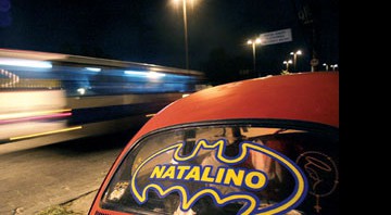 Super-herói de verdade? O deputado Natalino Guimarães (recém-preso), é conhecido como o Batman da favela da Carobinha. Em sua campanha política, usou o símbolo do Homem-Morcego