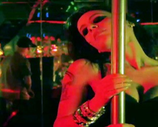 Monica Mattos faz pole dancing no clipe de "Cinderela", do rapper Cabal - Reprodução