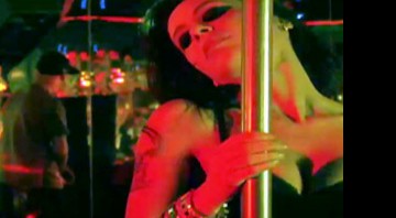 Monica Mattos faz pole dancing no clipe de "Cinderela", do rapper Cabal - Reprodução