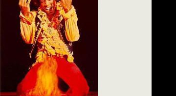 Hendrix queima guitarra em um dos encerramentos de seus shows - Reprodução