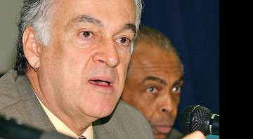O "então" Secretário Executivo do Ministério da Cultura, Juca Ferreira, anuncia o resultado de um edital do MinC ao lado do "então" ministro/cantor Gilberto Gil (2007)