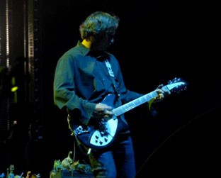 Peter Buck e a guitarra Rickenbacker, uma de suas favoritas: instrumento foi roubado após show na Finlândia - Reprodução/Site Oficial
