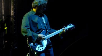Peter Buck e a guitarra Rickenbacker, uma de suas favoritas: instrumento foi roubado após show na Finlândia - Reprodução/Site Oficial