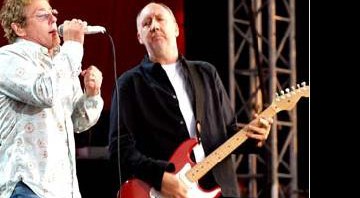 Roger Daltrey e Peter Townshend, únicos integrantes originais do The Who, em show de 2006: banda lança show clássico de 4 décadas atrás em DVD - AP