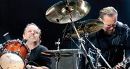 Lars Ulrich e James Hetfield tocam no festival de Reading (Inglaterra), em agosto, no qual o guitarrista repetiu várias vezes o movimento simbólico de tocar com o pé na bateria - Max Vadukul