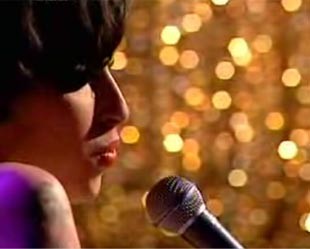 Amy foi aplaudida de pé depois de cantar Love is a Losing Game - Reprodução/vídeo BBC/YouTube