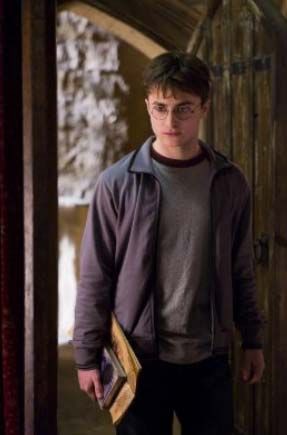 Daniel Radcliffe, na pele de Harry Potter: sexto filme da série, com lançamento previsto para julho de 2009, ganha novo trailer - Reprodução