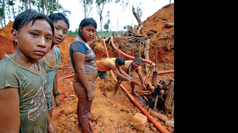 Índios-cintas-largas em garimpo ilegal, em Pimenta Bueno(RO) - Antonio Gaudério/Folha Imagem