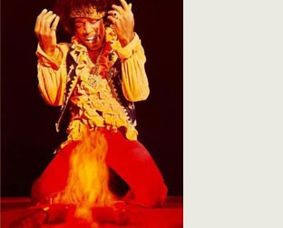 Jimi Hendrix toca fogo em sua guitarra, em 1967 - Reprodução