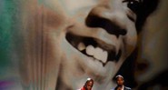 Jamie Foxx e Ne-Yo homenageiam Michael Jackson em dueto de "I'll Be There" - AP