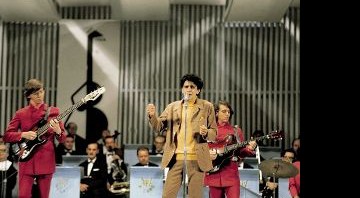 DESAPARECIDO - Caetano Veloso, em fase tropicalista, toca em festival da Record - PAULO SALOMÃO/CONTEÚDO EXPRESSO