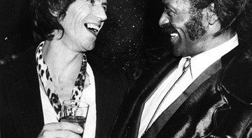Gigantes da guitarra: Keith Richards bate papo com Chuck Berry, um de seus ídolos, no lendário clube nova-iorquino Studio 54, em 28 de fevereiro de 1980 - AP