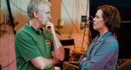 Sigourney Weaver conversa com James Cameron no set de <i>Avatar</i> - Reprodução