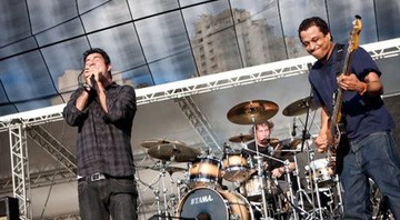 Chino Moreno, Abe Cunningham e o baixista Sergio Vega, que substitui Chi Cheng - ainda em coma, após um acidente de carro em 2008 - na turnê atual - Pedro Amora