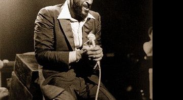 Marvin Gaye no palco, em 1980; vida marcada por sucessos, excessos e dramas até o desfecho fatídico