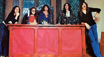 Purple em 74 (<i>Da esq. para a dir.</i>) Blackmore, Ian Paice, Hughes, Coverdale e Jon Lord