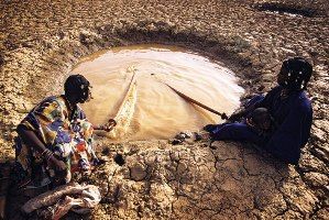 Mulheres lavam mastros de barracas em um dos pouquíssimos poços de água restantes, em Mali - KAREN KASMAUSKI/CORBIS/LATINSTOCK