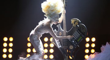Lady Gaga homenageou o estilista Alexander McQueen em sua apresentação no 30º Brit Awards - AP