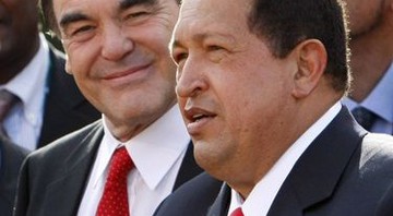 Oliver Stone e Hugo Chávez promovendo <i>Ao Sul da Fronteira</i> no Festival de Veneza, em 2009 - AP