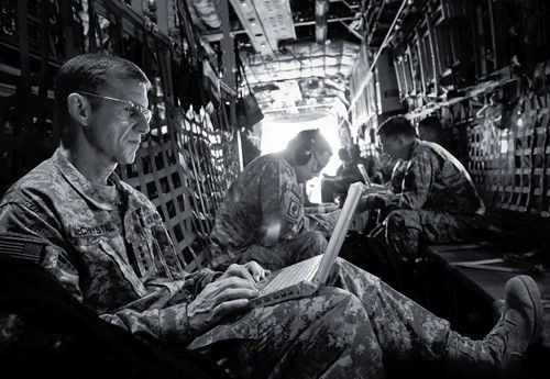 McChrystal trabalha a bordo de um C-130 entre visitas ao campo de batalha, em março - Mark O'Donald, Oficial de 1ª Classe da Marinha/Otan