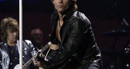 Bon Jovi se apresenta no estádio do Morumbi no dia 8 de outubro; na foto, vocalista aparece no palco da O2 Arena, em Londres, no último mês de junho - AP