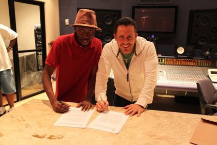 Rincon Sapiência e Rick Bonadio assinam contrato para o lançamento do primeiro disco do rapper - Divulgação