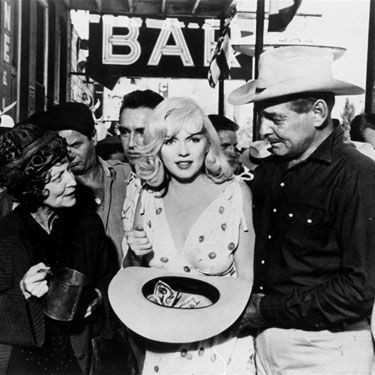 Marilyn Monroe e seu vestido de cerejas, usado em <i>Os Desajustados</i> (1961); peça original estará em exposição - AP
