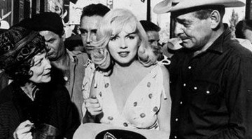 Marilyn Monroe e seu vestido de cerejas, usado em <i>Os Desajustados</i> (1961); peça original estará em exposição - AP