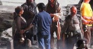 Ian McShane aparece, pela primeira vez, como o vilão Barba Negra, em registro feito durante as filmagens em Los Angeles - Reprodução