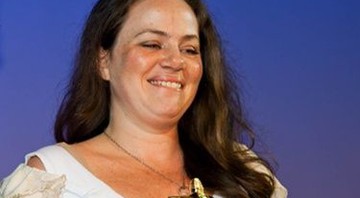 Karine Teles recebe o prêmio de melhor atriz - Divulgação