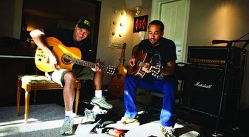 <b>QUASE SÓ</b> Tom Morello em seu estúdio, em Los Angeles, com Ben Harper - PIPER FERGUSON